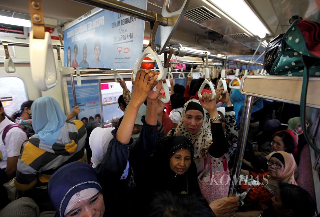 Penumpang berdesakan di gerbong khusus perempuan dengan tujuan Parung Panjang di Stasiun Tanah Abang, Jakarta Pusat, Selasa (3/6/2014). Dengan adanya gerbong kereta api komuterline khusus perempuan, diharapkan hak dan keselamatan perempuan akan semakin terlindungi.