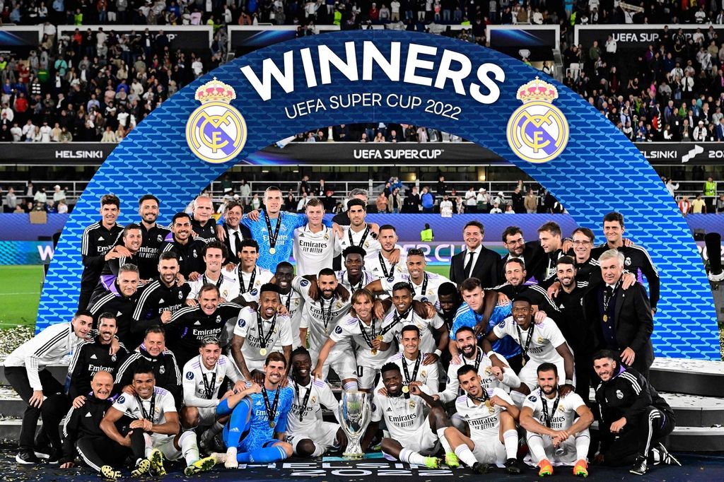 Para pemain, tim pelatih, dan staf Real Madrid merayakan keberhasilan mereka merebut trofi juara Piala Super Eropa setelah mengalahkan Eintracht Frankfurt dengan skor 2-0 di Stadion Olympic, Helsinki, Finlandia, Kamis (11/8/2022) dini hari WIB. 