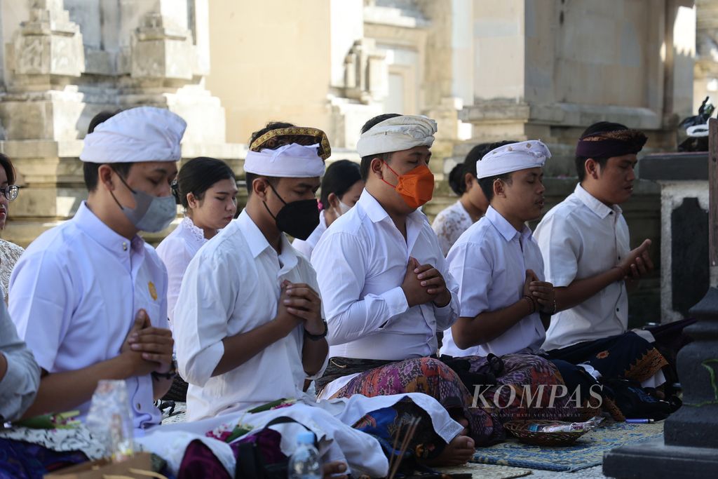 Warga Hindu bersembahyang pada hari raya Galungan di Pura Jagatnatha, Banguntapan, Bantul, DI Yogyakarta, Rabu (8/6/2022). 