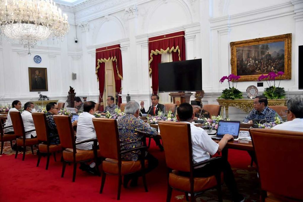Presiden Joko Widodo memimpin rapat yang diikuti sejumlah menteri Kabinet Indonesia Maju di Istana Merdeka, Rabu (12/4/2023). Rapat tersebut membahas progres pembangunan hunian bagi aparatur sipil negara, Tentara Nasional Indonesia, dan Kepolisian Negara Republik Indonesia di Ibu Kota Nusantara.