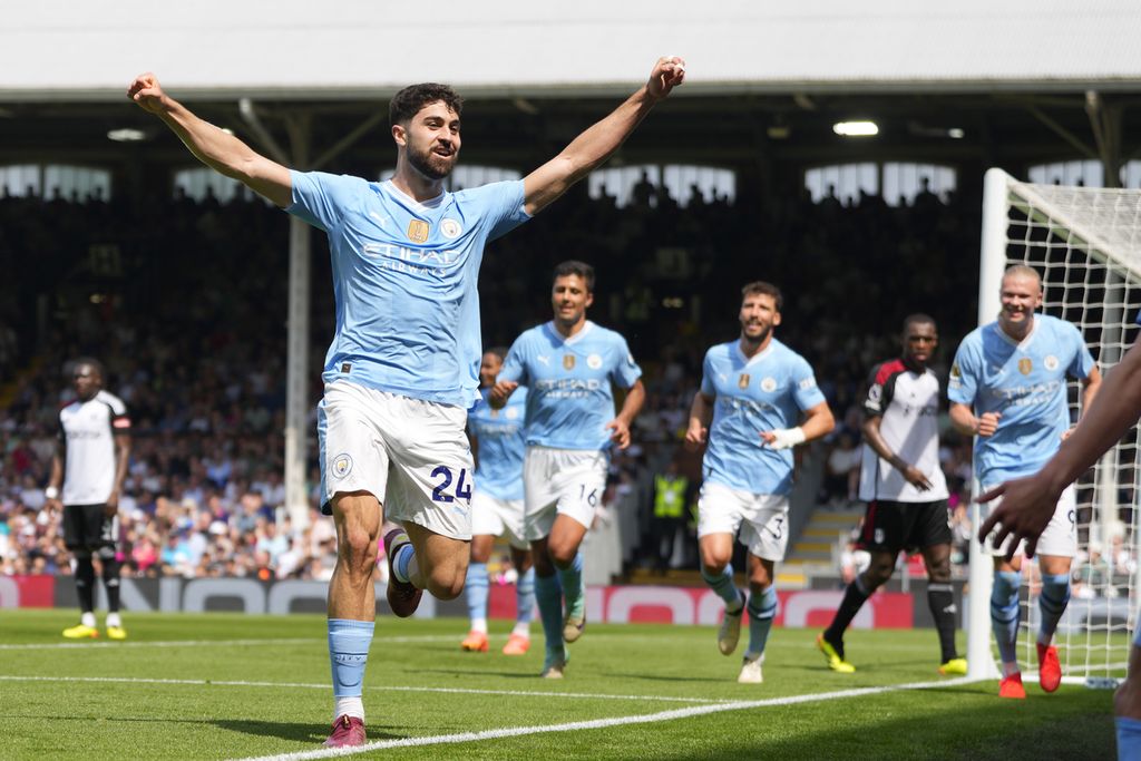 Bek Manchester City, Josko Gvardiol, merayakan gol ke gawang Fulham pada laga Liga Inggris di Stadion Craven Cottage, London, Sabtu (11/5/2024). City menang 4-0. 