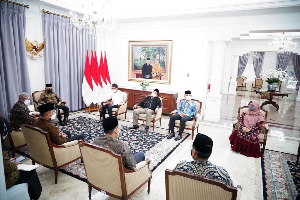 Wakil Presiden Ma'ruf Amin saat menerima Pengurus Pondok Pesantren Al-Ittifaq di Kediaman Wapres Jalan Diponegoro Jakarta, Rabu (27/4/2022) sore.