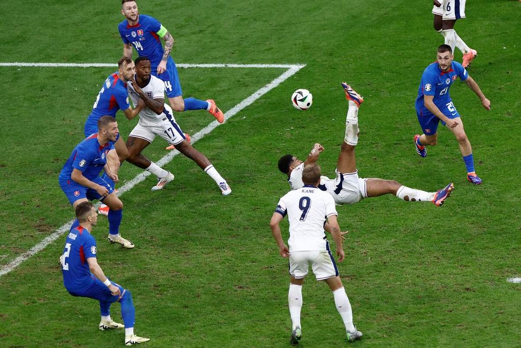 Gelandang Inggris, Jude Bellingham, menembak dan mencetak gol pertama timnya selama pertandingan sepak bola babak 16 besar Piala Eropa 2024 antara Inggris dan Slowakia di Arena AufSchalke di Gelsenkirchen, Jerman, Minggu (30/6/2024).