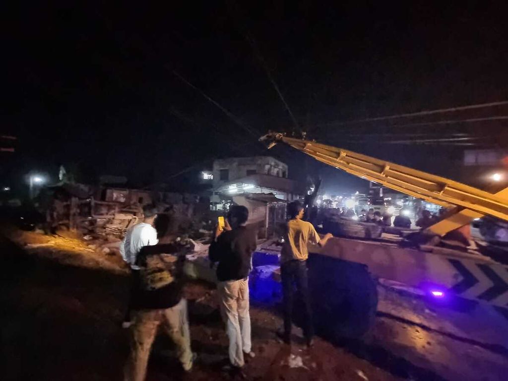 Mobil derek dikerahkan untuk mengevakuasi truk yang tertabrak kereta api di Kabupaten Serdang Bedagai, Sumatera Utara, Selasa (19/3/2024) malam. 