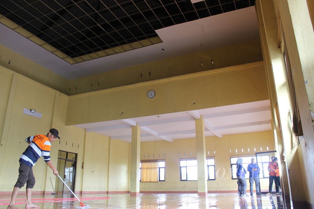 Officials are cleaning the floor of the auditorium of the Tasikmalaya Regency Scout Movement Branch Office building in West Java, which was affected by a collapsed ceiling due to an earthquake on Sunday (28/4/2024).