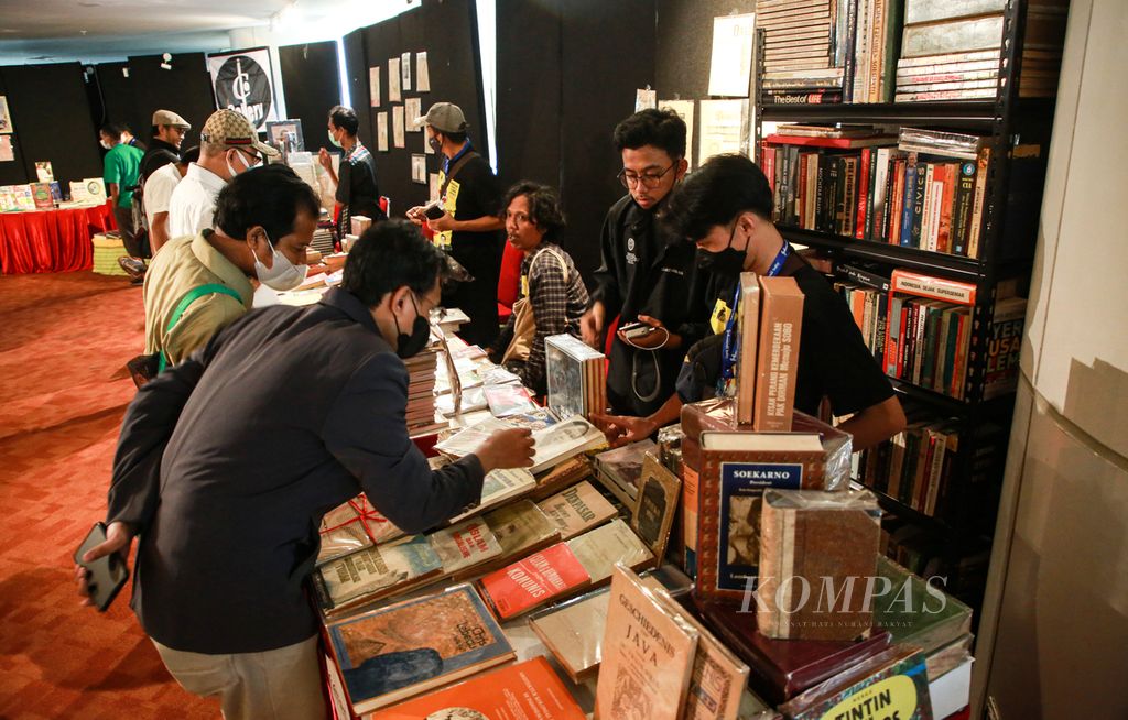 Antusias pengunjung menyaksikan buku-buku tua yang ditawarkan oleh para peserta bazar buku di Perpustakaan Nasional RI di Jakarta, Senin (29/8/2022).