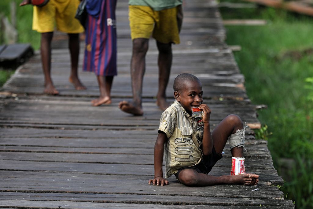 A boy eats uncooked instant noodles on Friday (15/10/2021) in Kampung As of Three Islands district in Asmat regency, Papua
