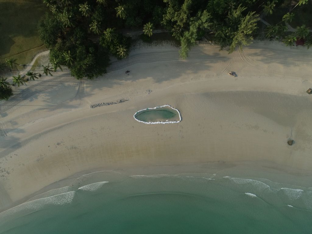 Lingkaran putih menandai lokasi temuan kapal kuno di pesisir kawasan resor Lagoi, Pulau Bintan, Kepulauan Riau, Agustus 2024.