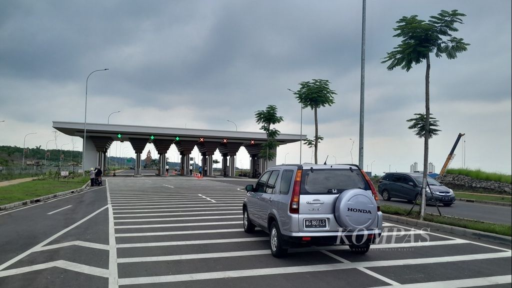 Sebuah mobil memasuki Bandara Dhoho di Kediri, Jawa Timur, Minggu (10/3/2024).