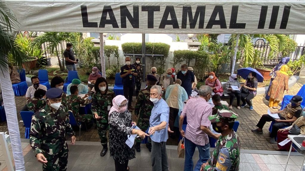Purnawirawan TNI AL mengikuti vaksinasi Covid-19 di Graha Jala Bhakti, Cilandak, Jakarta Selatan, Kamis (18/3/2021). Kegiatan yang dikomandoi oleh Persatuan Purnawirawan TNI AL (PPAL) tersebut menjadi bagian dalam upaya mendukung program pemerintah pada program percepatan vaksinasi Covid-19. Sebanyak 1.000 orang purnawirawan menjadi target vaksinasi Covid-19 dengan melibatkan vaksinator dari Kementerian Kesehatan, RSAL Dr Mintoharjo, dan RS Marinir Cilandak. 