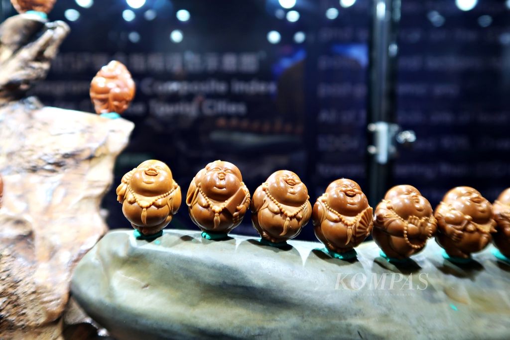 Karya dari seniman hediao asal Hunan, Ma Luo Cheng, berjudul Eight Maitreya Buddhas yang dipamerkan dalam acara jamuan makan malam World Tourism Cities Federation (WTCF) Changsha Fragrant Hills Tourism Summit 2023 di Changsha, Hunan, Selasa (9/5/2023).