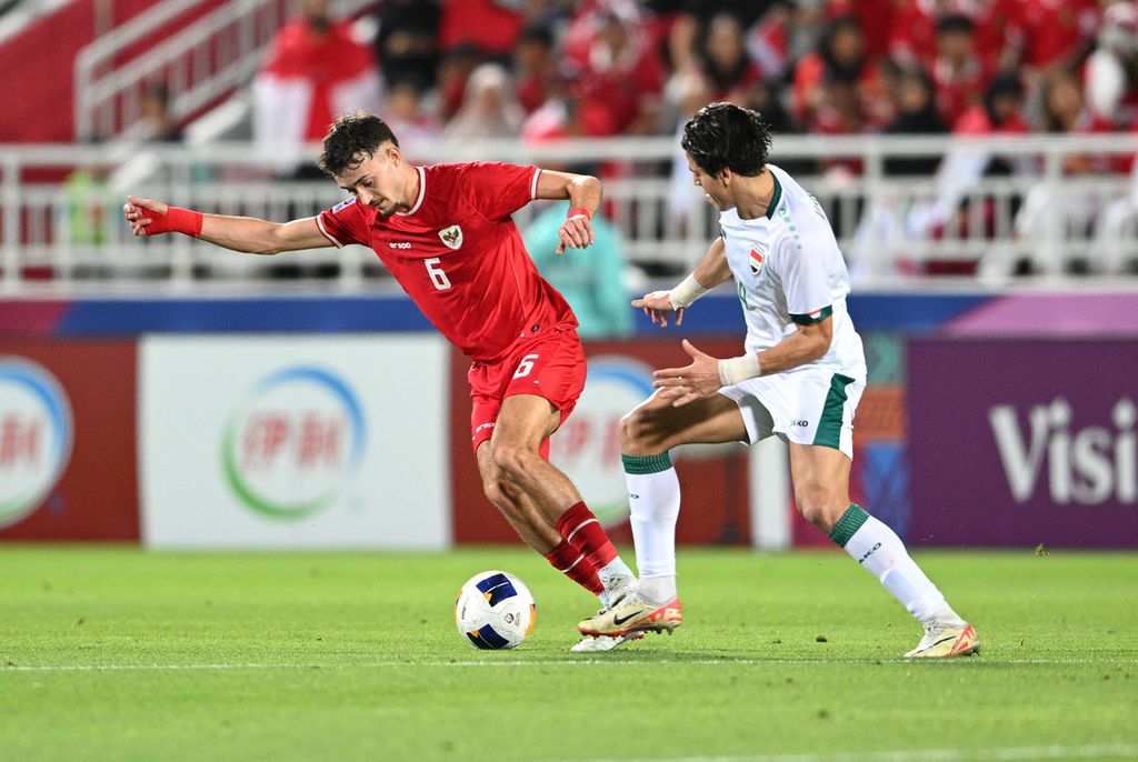 Indonesian player Ivar Jenner dribbles the ball while being shadowed by Iraqi players in the match for third place in the U-23 Asian Cup at the Abdullah bin Khalifa Stadium, Doha, Qatar, Thursday (2/5/2024). Indonesia will face Guinea in the inter-zone playoff match in Clairefontaine, France, Thursday (9/5/2024), as the last chance to qualify for the Paris Olympics.