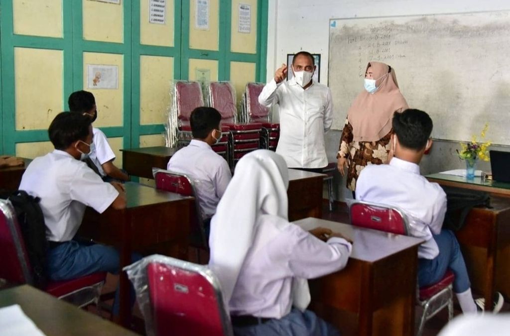 Gubernur Sumatera Utara Edy Rahmayadi meninjau pembelajaran tatap muka di Sekolah Taman Siswa, Kota Pematang Siantar, Selasa (21/9/2021). 