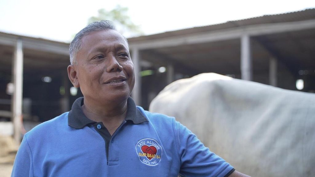 Minto Hartonoi (52), pemilik kandang sapi di Ngemplak, Jogjakarta yang menerapkan sistem lockdown untuk mencegah PMK masuk ke kandangnya, Rabu (22/6)