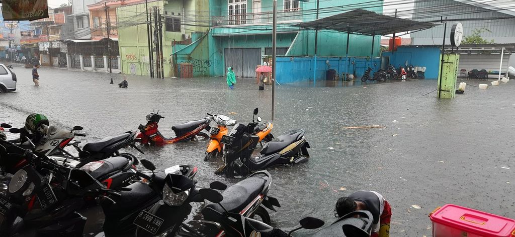 Sejumlah sepeda motor di Jalan KH Wahid Hasyim, Kelurahan Jurangmangu Timur, Kecamatan Pondok Aren, Kota Tangerang Selatan, Banten, terendam banjir saat hujan lebat selama sekitar 1 jam melanda, Jumat (28/4/2023) siang. 