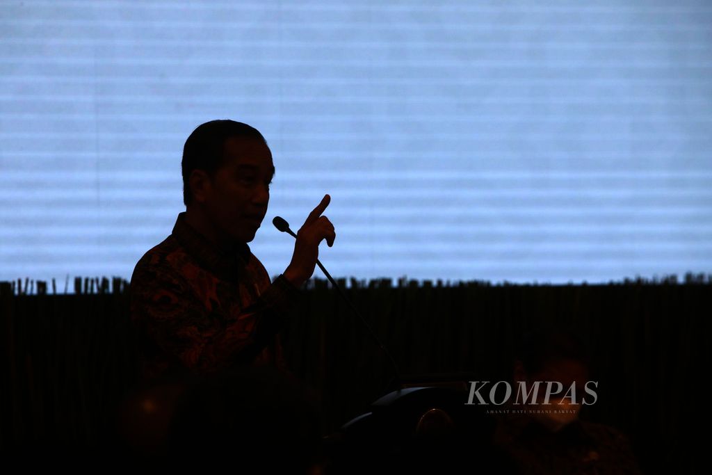 Presiden Joko Widodo menyampaikan pengarahan dalam Kompas100 CEO Forum bertajuk "Membuat Terang di Tahun Menantang" powered by East Ventures di Istana Negara, Jakarta, Jumat (2/12/2022).