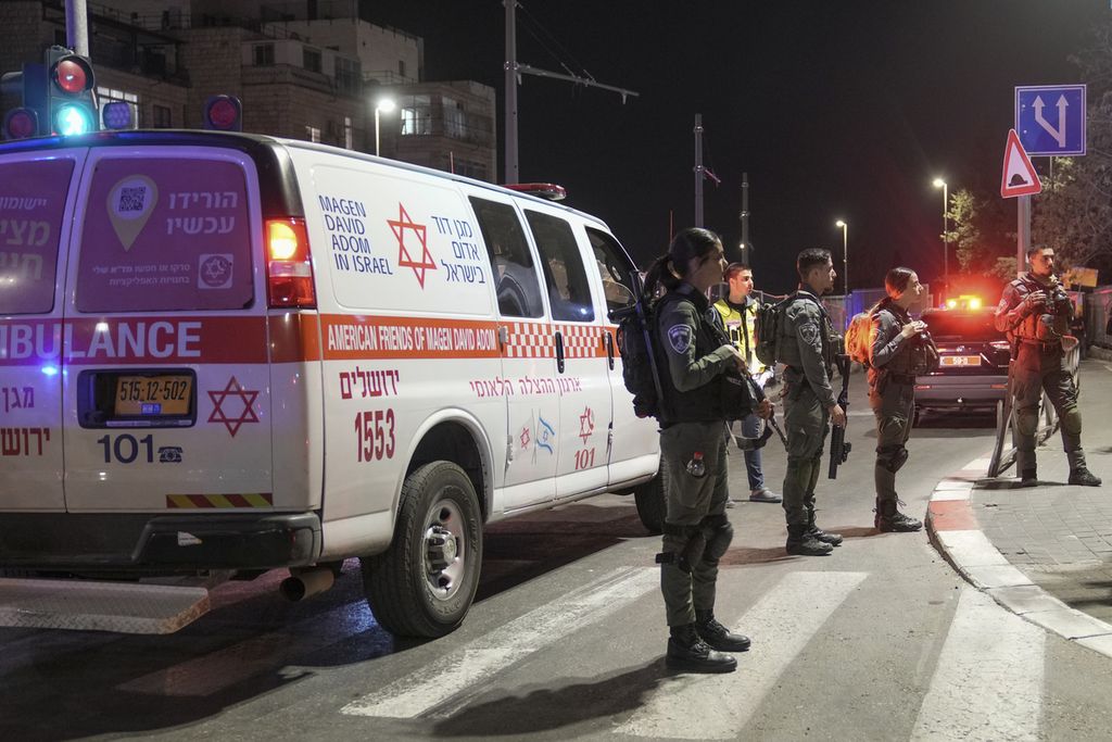 Aparat keamanan Israel berjaga-jaga di lokasi penembakan di dekat sinagog, Jerusalem Timur, Jumat (27/1/2023). 