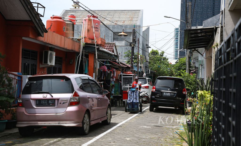 Deretan mobil warga yang di parkir di jalan perumahan yang sempit di Perumahan Pondok Pakulonan, Kecamatan Serpong Utara, Tangerang Selatan, Banten, Selasa (10/01/2023). Kondisi tersebut membuat tetangga lain sulit untuk melintas. 