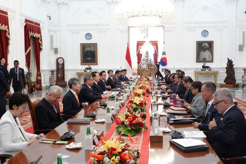 Presiden Joko Widodo menyambut kunjungan Presiden Korea Selatan Yoon Suk Yeol, di Istana Merdeka, Jakarta pada Jumat (8/9/2023). Dalam kunjungan usai menghadiri Konferensi Tingkat Tinggi Ke-43 ASEAN di Jakarta yang berlangsung pada 5-7 September ini, kedua negara  menandatangani beberapa nota kesepahaman atau MoU.