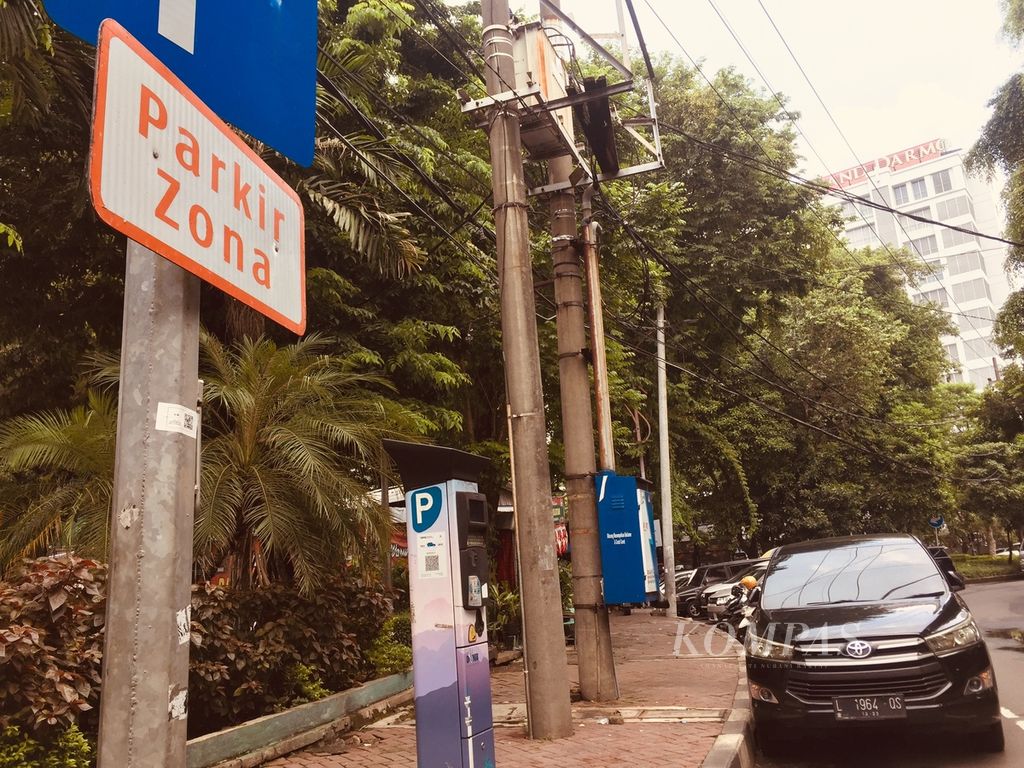 Lokasi parkir di Taman Bungkul, Surabaya, Jawa Timur, Kamis (1/2/2024). Sejak 1 Februari 2024, Pemerintah Kota Surabaya menerapkan pembayaran parkir nontunai dengan QRIS, kupon,<i> m-banking</i>, dan berlangganan. Penerapan kebijakan ini untuk meningkatkan integritas dan nilai pendapatan asli daerah (PAD) dari parkir.