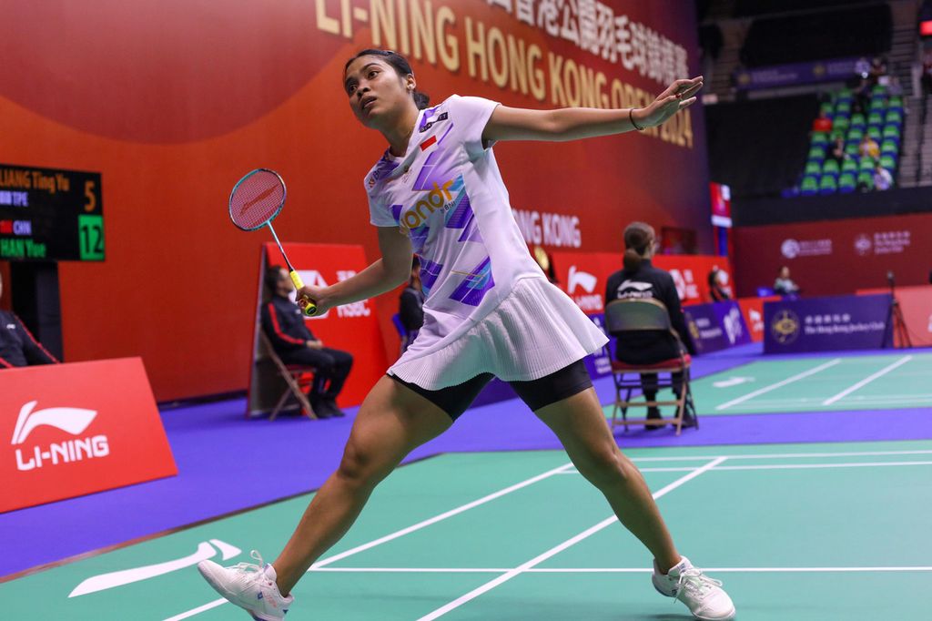 Pemain Indonesia, Gregoria Mariska Tunjung, mengembalikan kok ke pemain Thailand, Ratchanok Intanon, pada babak kedua turnamen Hong Kong Terbuka, di Hong Kong Coliseum, Kamis (12/9/2024), Gregoria kalah dengan skor 12-21, 21-15, 10-21.