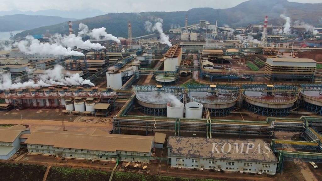 Foto aerial pabrik peleburan nikel (smelter) dengan teknologi <i>high pressure acid leaching</i> (HPAL) di kawasan penambangan dan industri pengolahan nikel grup Harita Nickel yang berada di Pulau Obi, Halmahera Selatan, Maluku Utara, Sabtu (25/11/2023).