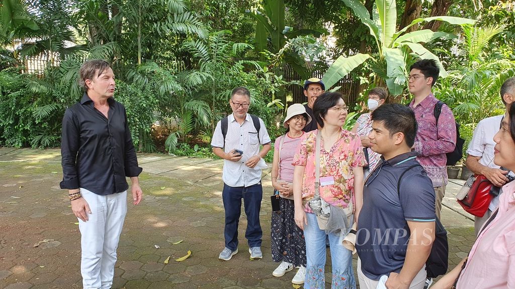 Pemilik Penerbit Lost Jakarta sekaligus penulis asal Belanda, Sven Verbeek Wolthuys, memandu peserta tur rumah Belanda di Menteng, Jakarta Pusat, Sabtu (20/4/2024).