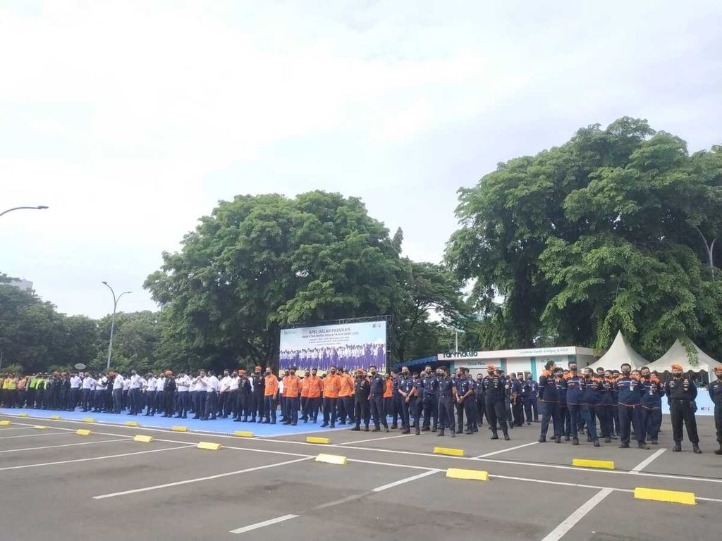 Suasana Apel Gelar Pasukan Angkutan Natal 2022 dan Tahun Baru 2023 di Stasiun Gambir, Jakarta Pusat, Kamis (22/12/2022).