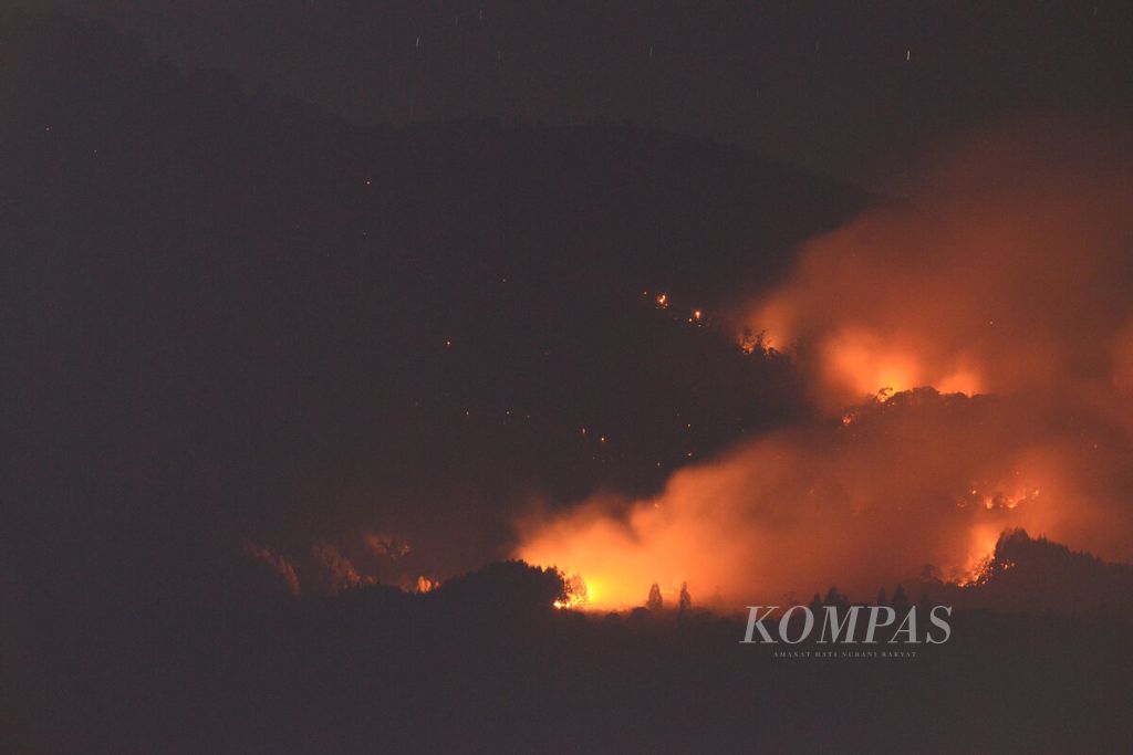 Beberapa titik api yang membakar kawasan hutan lereng Gunung Lawu yang tampak dari kawasan Candi Ceto, kecamatan Jenawi, Kabupaten Karanganyar, Kamis (5/10/2023). 