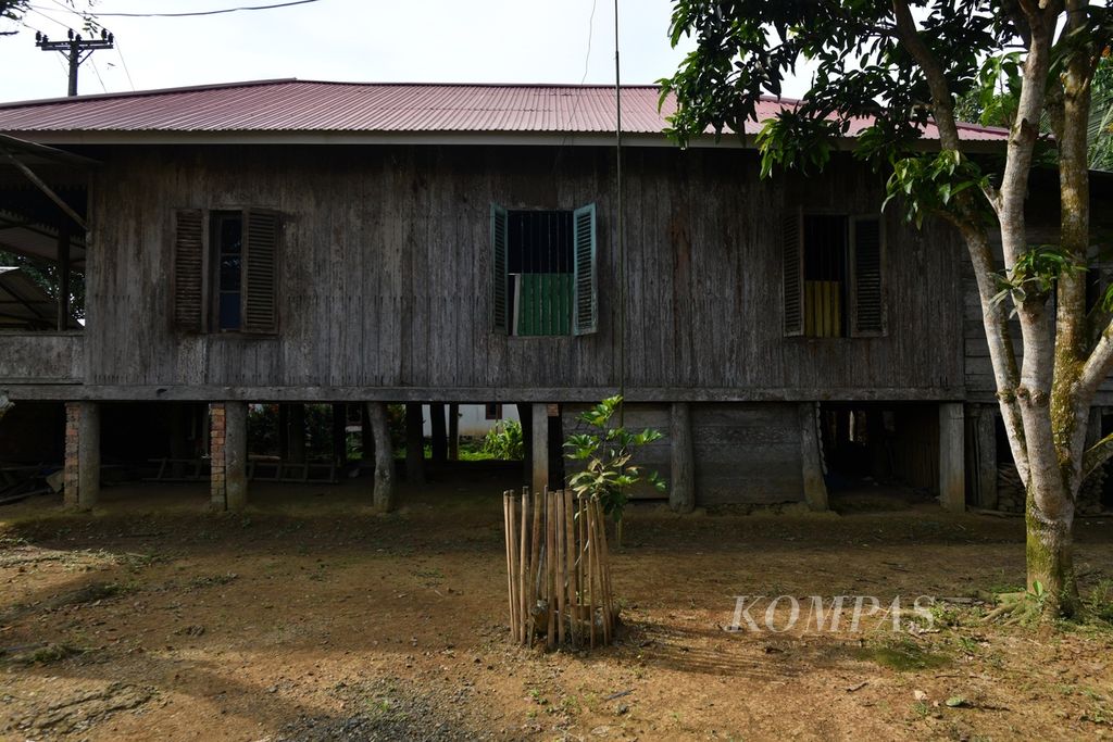 Tampak samping rumah milik Siti Aisyah (90) atau akrab disapa Nyai Gadis di Desa Kemingking Dalam, Kecamatan Taman Rajo, Muaro Jambi, Jambi, Kamis (11/7/2024). Rumah panggung yang menggunakan kayu tembesu tersebut merupakan salah satu rumah tua yang masih dijumpai di Desa Kemingking Dalam. 