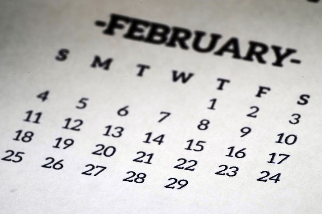 Sebuah kalender yang difoto, Sabtu (24/2/2024), memperlihatkan bulan Februari, termasuk hari kabisat tanggal 29 Februari 2024. 