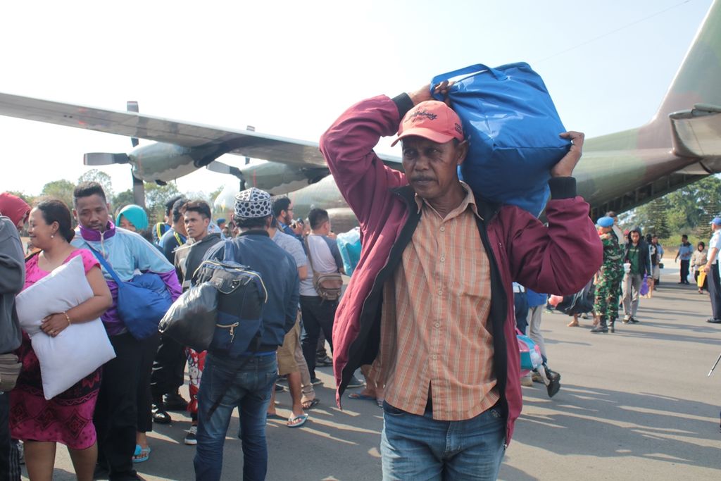 Sebanyak 120 warga asal Jawa Timur yang mengungsi dari konflik di Wamena Papua, Rabu (2/10/2019), tiba di Pangkalan Udara Abdulrachman Saleh Malang, Jawa Timur. 