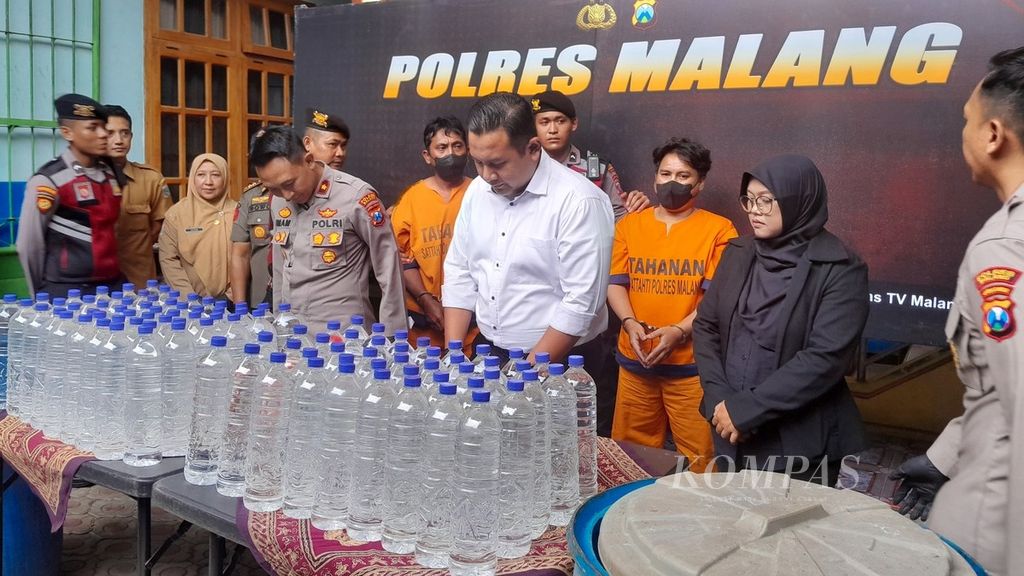 Pihak Kepolisian Resor Malang merilis kasus usaha produksi minuman keras ilegal di Dusun Krajan, Desa Sumberejo, Kecamatan Gedangan, Kabupaten Malang, Senin (25/3/2024).