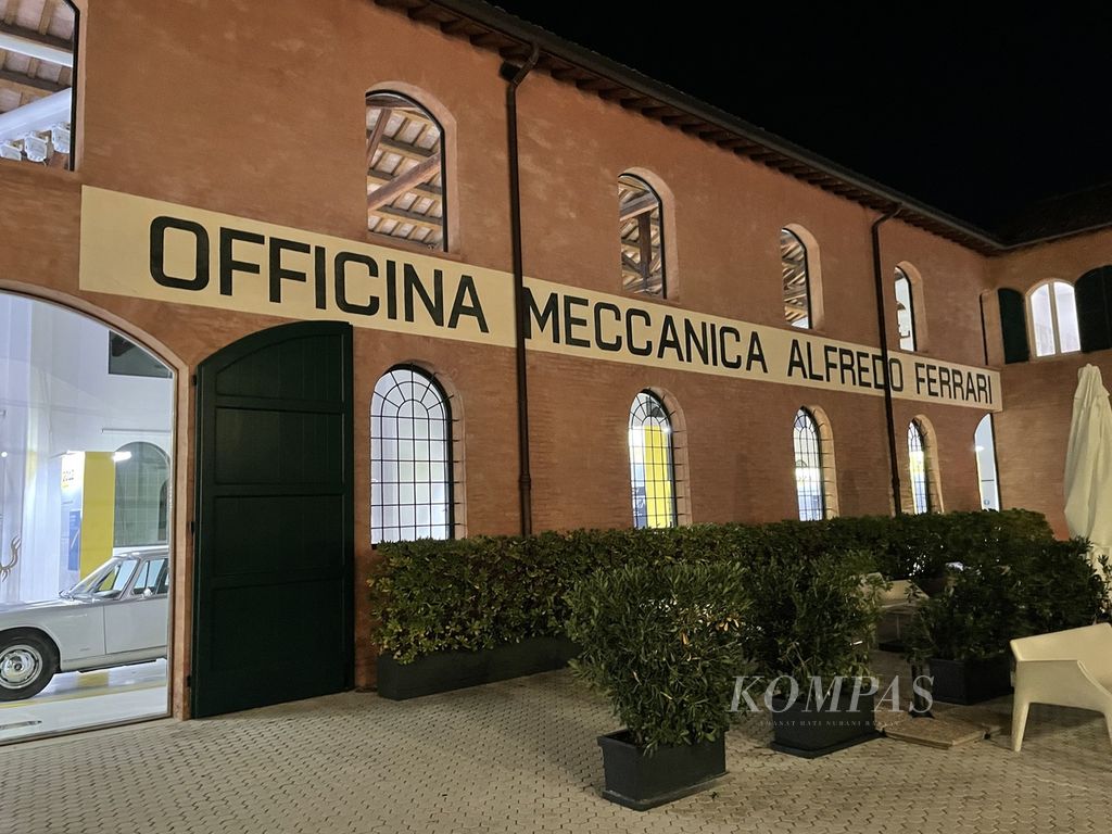 Bangunan ini semula adalah bengkel milik ayah Enzo Ferrari di Kota Modena, yang bersebelahan dengan rumah tinggal Enzo ketika kecil. Enzo, kelak, mendirikan merek mobil kencang Ferrari di Kota Maranello, sekitar 15 kilometer dari Modena. Bangunan ini kini menjadi Museo Enzo Ferrari yang dibuka untuk umum.
