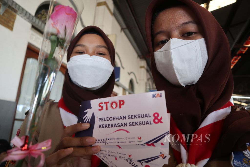 Anggota pramuka menunjukkan bunga dan stiker berisi stop pelecehan seksual dan kekerasan seksual di Stasiun Cirebon, Rabu (29/6/2022).