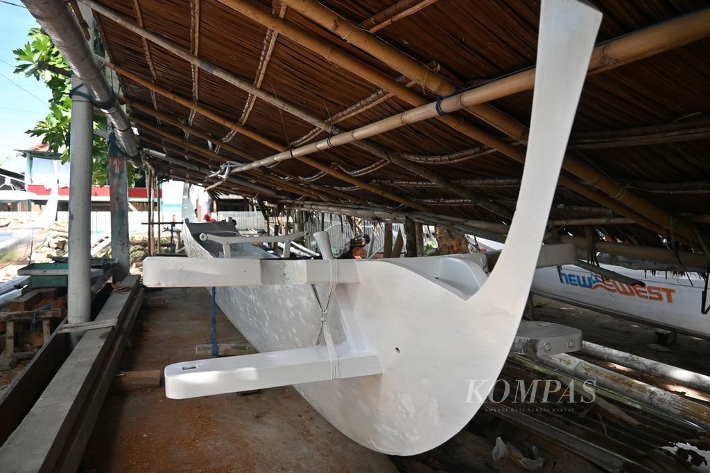 One of the <i>sandeq</i> boats which is still under construction in Rangas Timur Village, Banggai District, Majene Regency, West Sulawesi, on Thursday (21/7/2022) afternoon. This boat is prepared to take part in the 2022 <i>Sandeq</i> Festival.