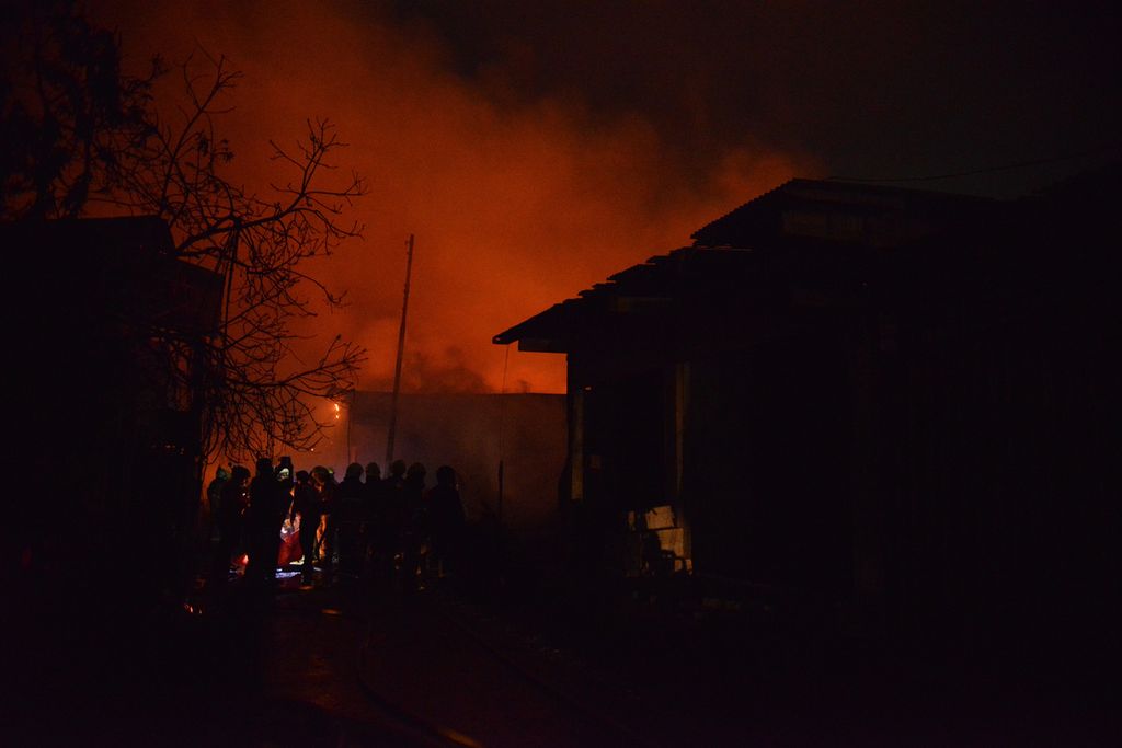 Sejumlah petugas pemadam kebakaran mengevakuasi korban kebakaran di Jalan Tanah Merah Bawah, Kecamatan Koja, Jakarta Utara, Jumat (3/3/2023). 