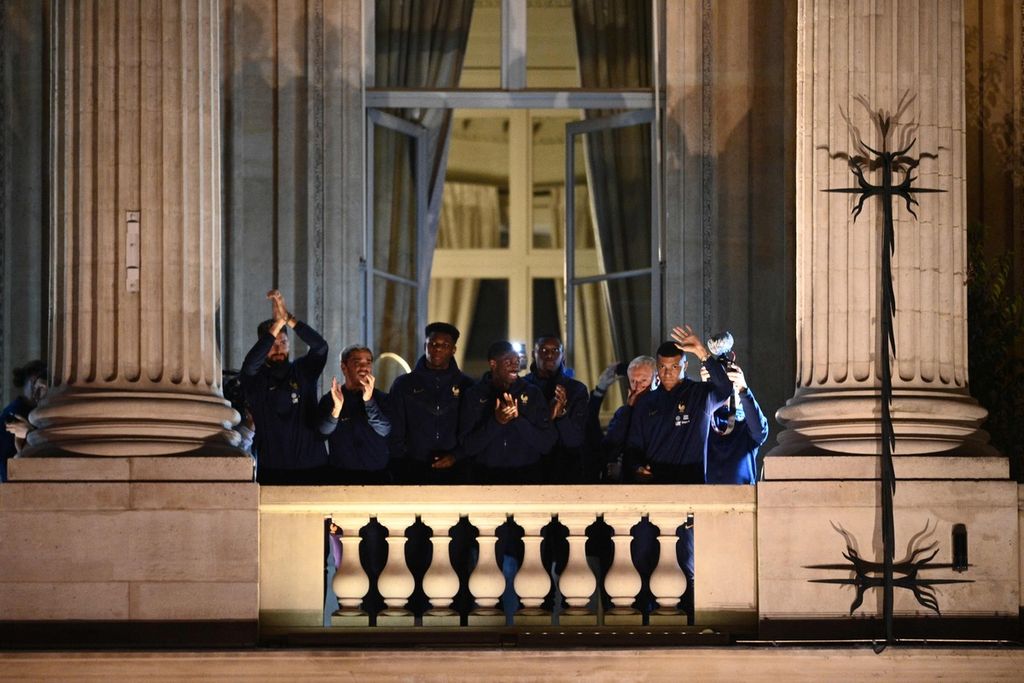 Pemain tim nasional Perancis menyapa warga di Alun Alun de la Concorde, Senin (19/12/2022). Mereka tetap disambut penggemarnya meski gagal menjuarai Piala Dunia 2022.