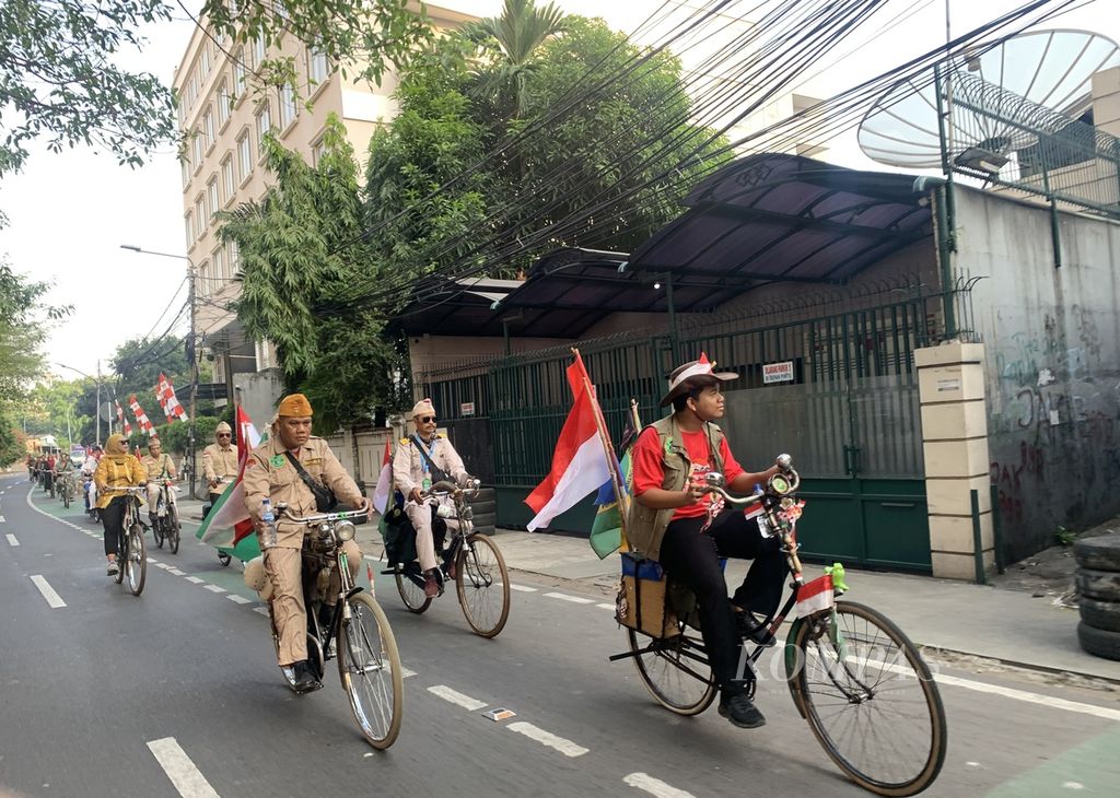 Beragam ekspresi ditunjunjukkan masyarakat menyambut Hari Ulang Tahun Ke-78 Kemerdekaan RI. Sebagian masyarakat mengenakan atribut pejuang sambil bersepeda di kawasan Tanah Abang, Jakarta Pusat, Kamis (17/8/2023).