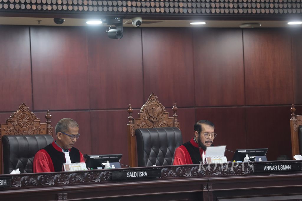 Hakim konstitusi Anwar Usman (kanan) didampingi hakim konstitusi Saldi Isra membacakan putusan sidang perkara uji konstitusional sistem pemilu proporsional terbuka dengan nomor perkara 114/PUU-XX/2022 di Mahkamah Konstitusi, Jakarta, Kamis (15/6/2023). 