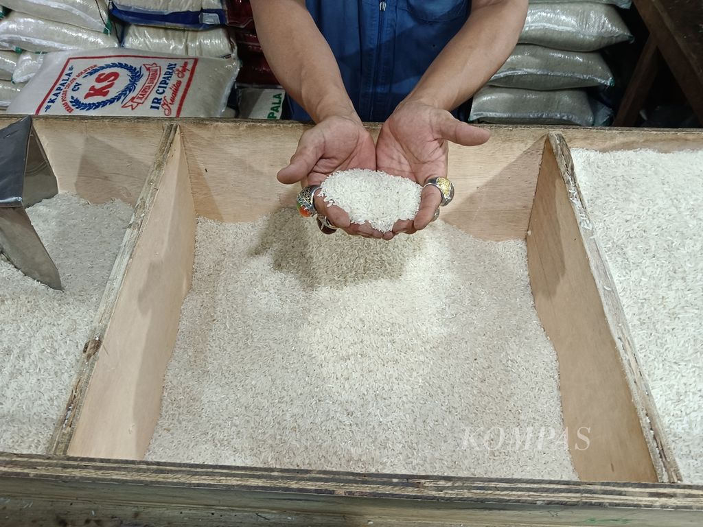 Medium type of rice in Kosambi Market, Bandung City, West Java, Friday (16/2/2024).