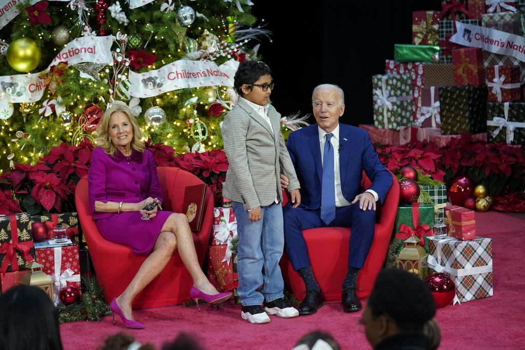 Preiden Amerika Serikat Joe Biden dan Ibu Negara AS Jill Biden mengunjungi Rumah Sakit Nasional untuk Anak, Jumat (22/12/2023), di Washington DC. Kunjungan itu bagian dari tradisi Natal para Ibu Negara AS.