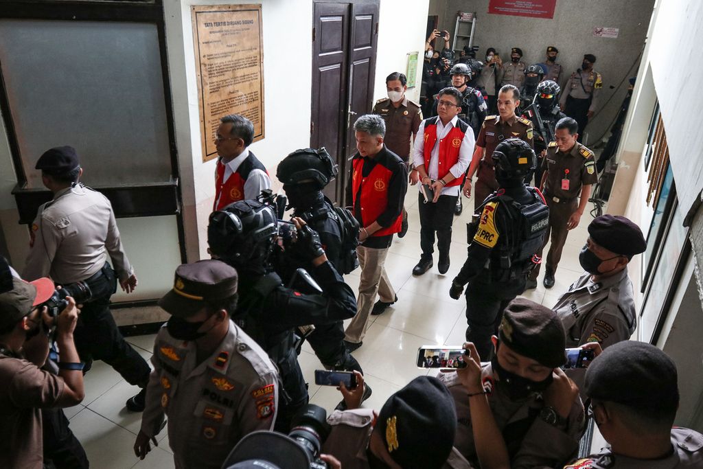 Terdakwa kasus pembunuhan berencana Nofriansyah Yosua Hutabarat atau Brigadir J, Ferdy Sambo (berompi kanan), serta terdakwa perintangan penyidikan kasus yang sama, Hendra Kurniawan (berompi tengah) dan Agus Nurpatria (berompi kiri), tiba di Pengadilan Negeri Jakarta Selatan, Selasa (17/1/2023).  
