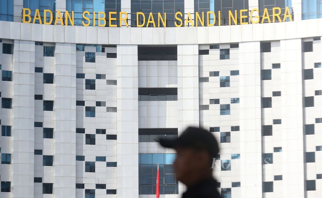 Suasana di kantor pusat Badan Siber dan Sandi Negara (BSSN), Depok, Jawa Barat, Rabu (26/6/2024). Terkait serangan siber terhadap Pusat Data Nasional Sementara atau PDNS 2, BSSN masih terus mengupayakan investigasi secara menyeluruh setelah mengidentifikasi sumber serangan. 