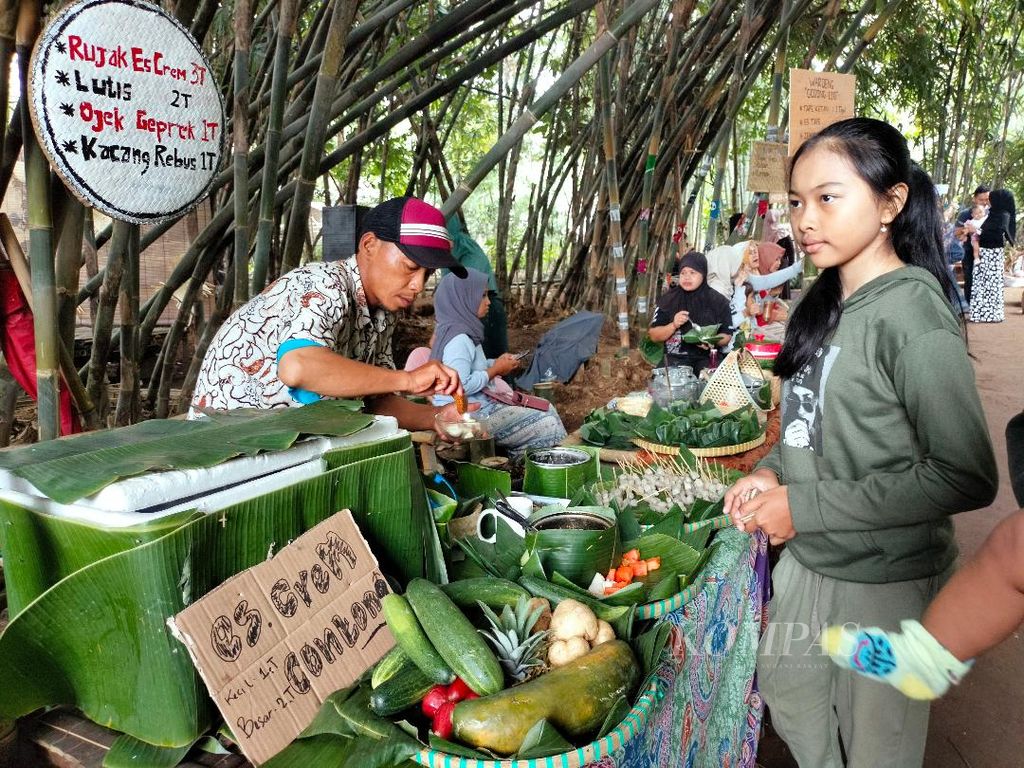 Banyak orang berkunjung ke Pasar Tegalan di Desa Tagalarum. Kecamatan Borobudur, Magelang, Jawa Tengau, Minggu (28/8/2022). Selama beberapa pekan terakhir, hampir semua desa di Kecamatan Borobudur menggelar beragam acara untuk menyambut kedatangan rombongan G20.