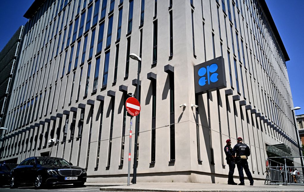 Polisi bersiaga di depan kantor pusat Organisasi Negara-negara Pengekspor Minyak (OPEC) di Vienna, Austria, 3 Juni 2023. 