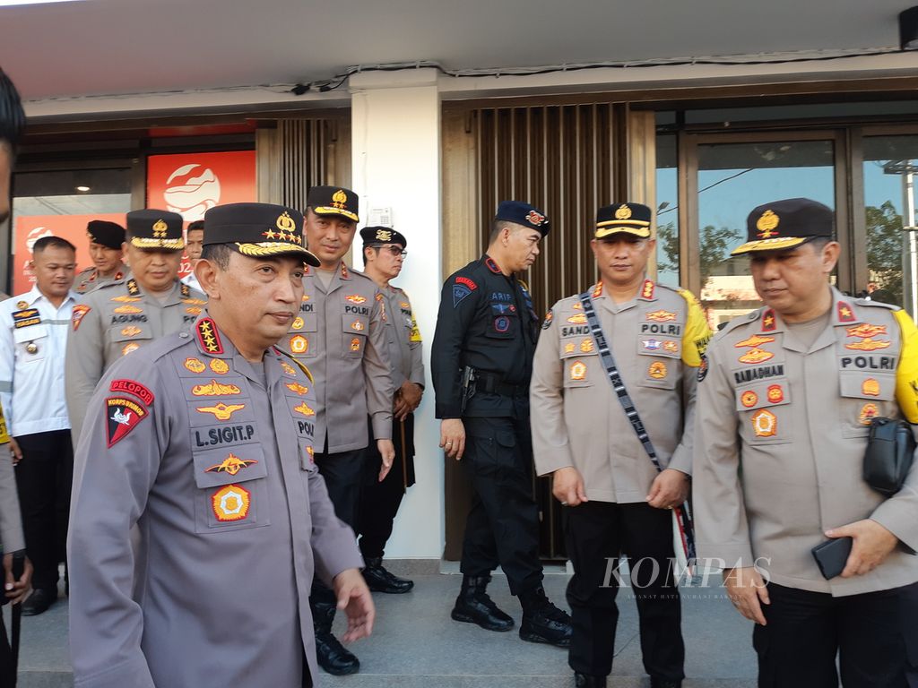 Kepala Polri Jenderal (Pol) Listyo Sigit Prabowo seusai memantau ruang komando operasi pengamanan KTT ASEAN di Labuan Bajo, Kabupaten Manggarai Barat, Nusa Tenggara Timur, Rabu (3/5/2023).