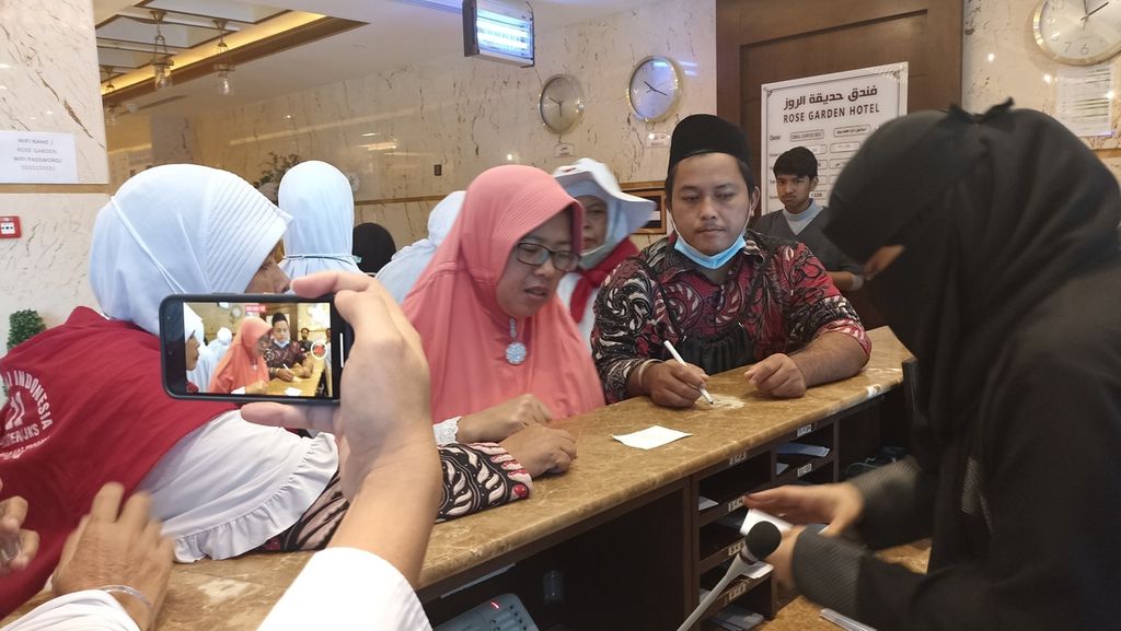 Seorang  perempuan resepsionis hotel sedang membantu jemaah haji Indonesia yang menanyakan kunci kamar di Rose Garden Hotel di kawasan Misfalah, Mekkah, Arab Saudi, Jumat (24/6/2022). Seiring keterbukaan di Arab Saudi, kini makin banyak perempuan bekerja di ruang publik.
