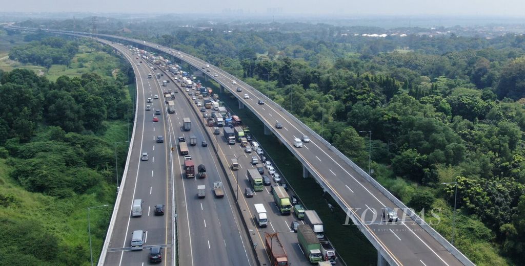 Kondisi lalu lintas kendaraan saat uji coba penerapan rekayasa lalu lintas ganjil genap di Jalan Tol Jakarta-Cikampek di Km 47 Karawang, Jawa Barat, Senin (25/4/2022). Uji coba akan dilakukan selama tiga hari hingga Rabu (27/4/2022). 