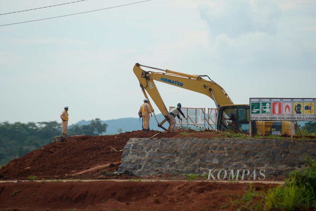 Pekerja berada di sekitar lahan yang disiapkan untuk pembangunan area industri di Kecamatan Tulis, Kabupaten Batang, Jawa Tengah, Senin (13/6/2022). Beberapa wilayah di Kabupaten Batang disiapkan untuk pengembangan kawasan industri terpadu.